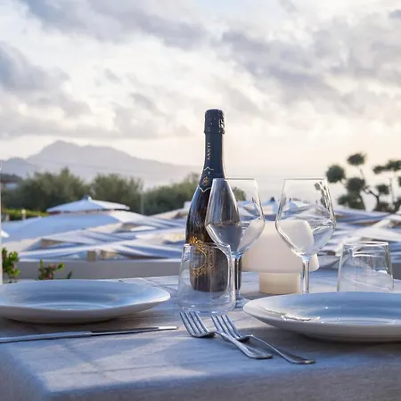 & Relais Freedom Club